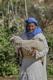 Image du Maroc Professionnelle de  Un berbère prend la pause avec son petit agneau à Tnine Ourika, le village berbère située dans la vallée de l'Ourika sur la route de l'Oukaimden dans le haut Atlas, Mardi 27 Février 2007. (Photo / Abdeljalil Bounhar)